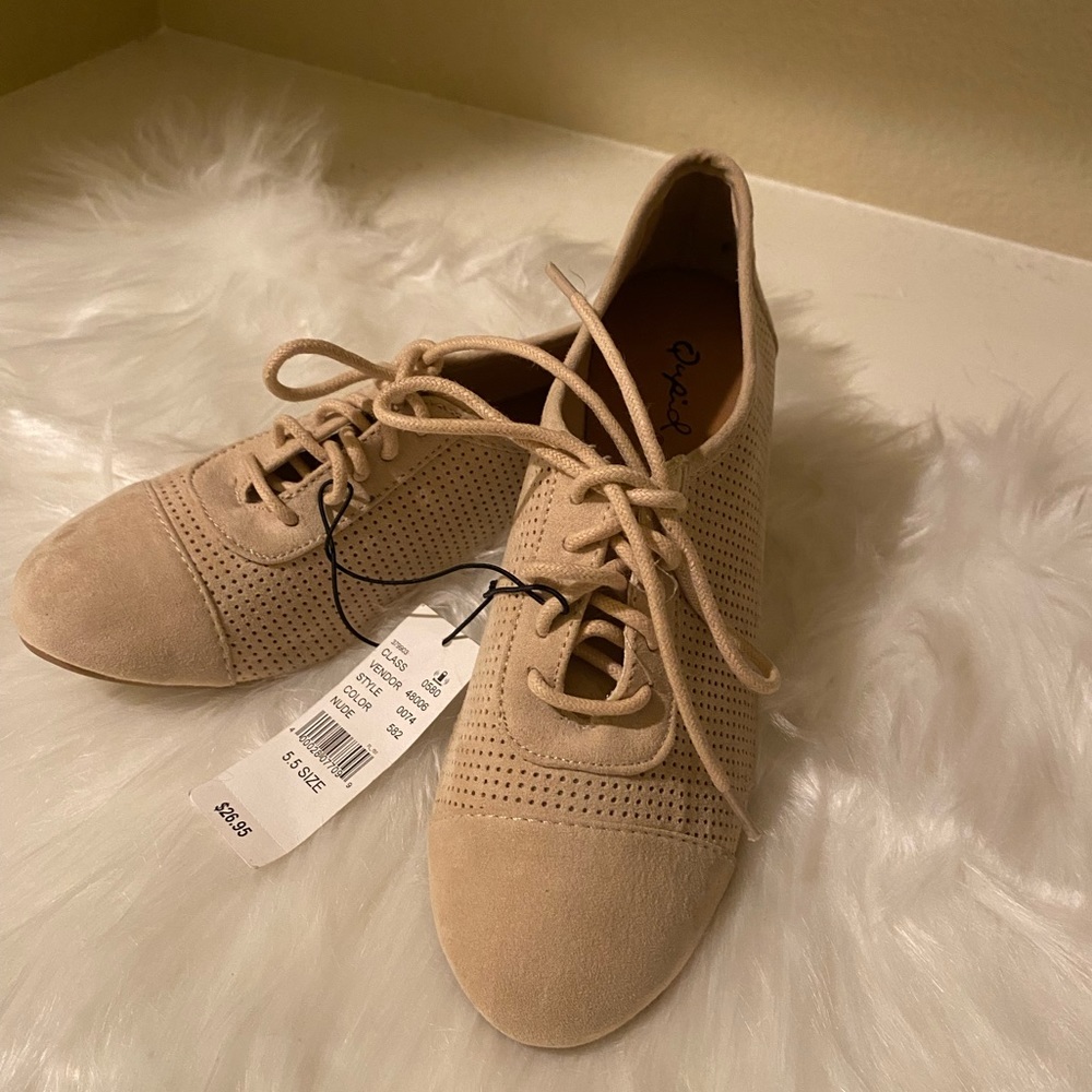 Qupid Women Lace-Up Front Point Toe Flat, size 5.5